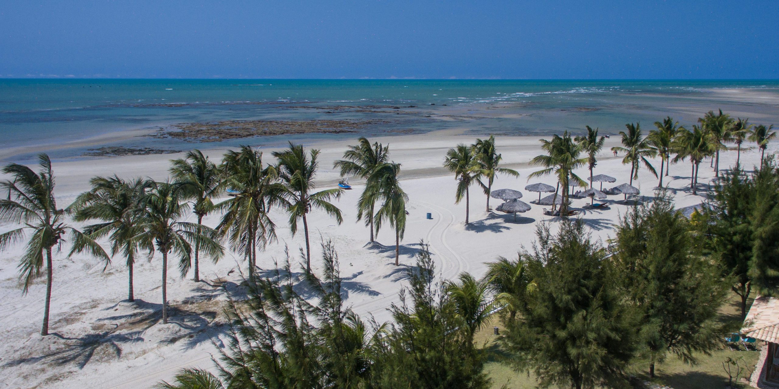Uma praia de areia brancas e mar calmo, um verdadeiro paraíso em Fortim.